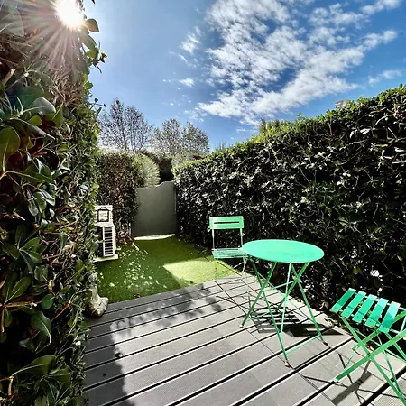 Nid Douillet Pres Du Port Saint-Cyprien (Pyrenees-Orientales)